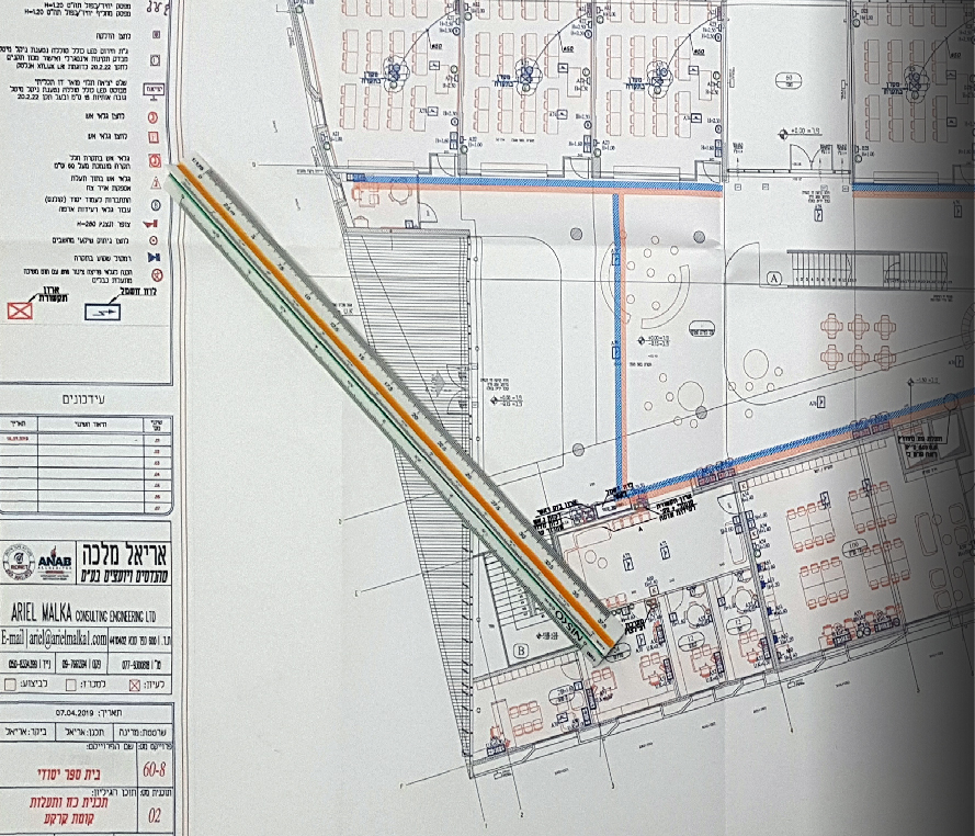 שולחן עבודה עם תכניות חשמל